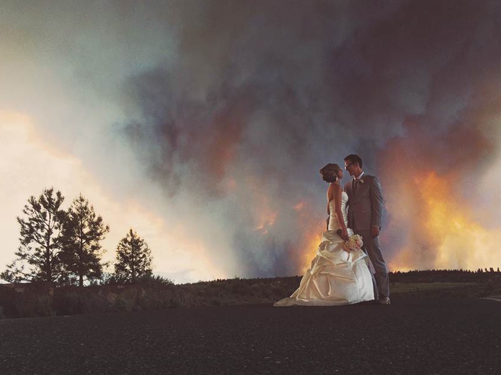صور ، رغم إندلاع حريق في حفل زفافهم اكملوا التقاط الصور