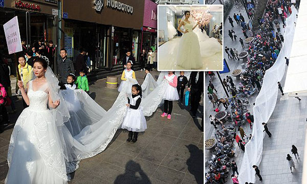 عارضة أزياء تجوب شوارع الصين بفستان يبلغ طوله 100 متر!