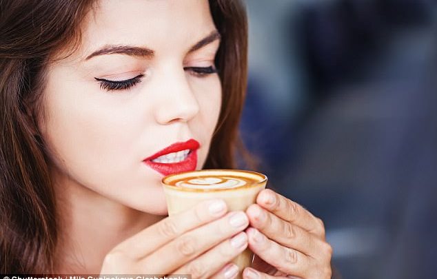 كيف يمكن أن يترك الشاي بقع أسوأ على أسنانك من القهوة
