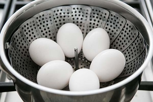 طريقة تبخير البيض بدل السلق