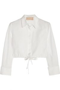 القميص الأبيض مع الجينز للإطلالة شبابية و رسمية في وقت واحد