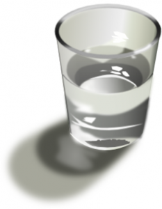 الإكثار من شرب الماء لزيادة تركيزك الذهني أثناء العمل والدراسة