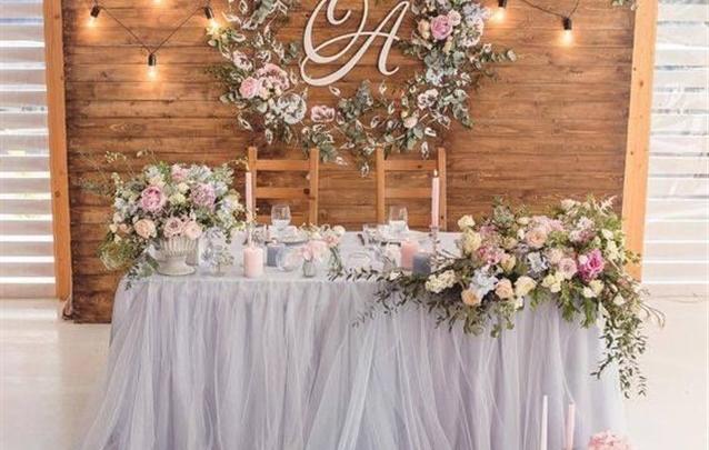 ديكور طاولة العروسين مع أجمل الأفكار العصرية لحفل زفاف راقي وعصري