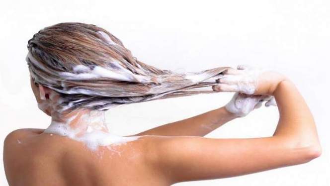 تعرفي على الطريقة الصحيحة لغسل الشعر!