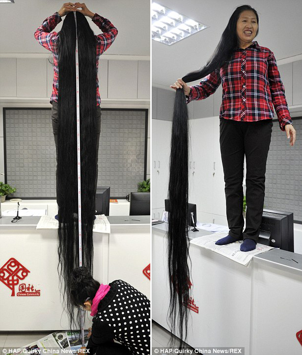 سيدة صينية يبلغ طول شعرها 3 امتار وتفكر بقصه للمرة الاولى منذ 16 عاما