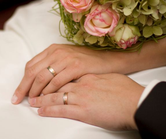خاتم زفاف يحرق اصبعك ليذكرك بالذكرى السنوية لزواجك