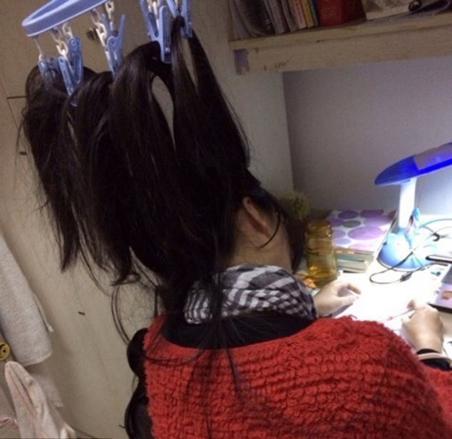 طالبة صينية تربط شعرها بالملاقط كي تستطيع الدارسة