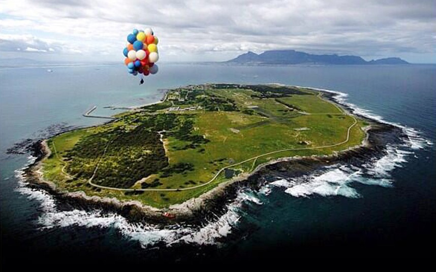 رجل يطير من جزيرة روبن إلى كيب تاون باستخدام بالونات الهليوم
