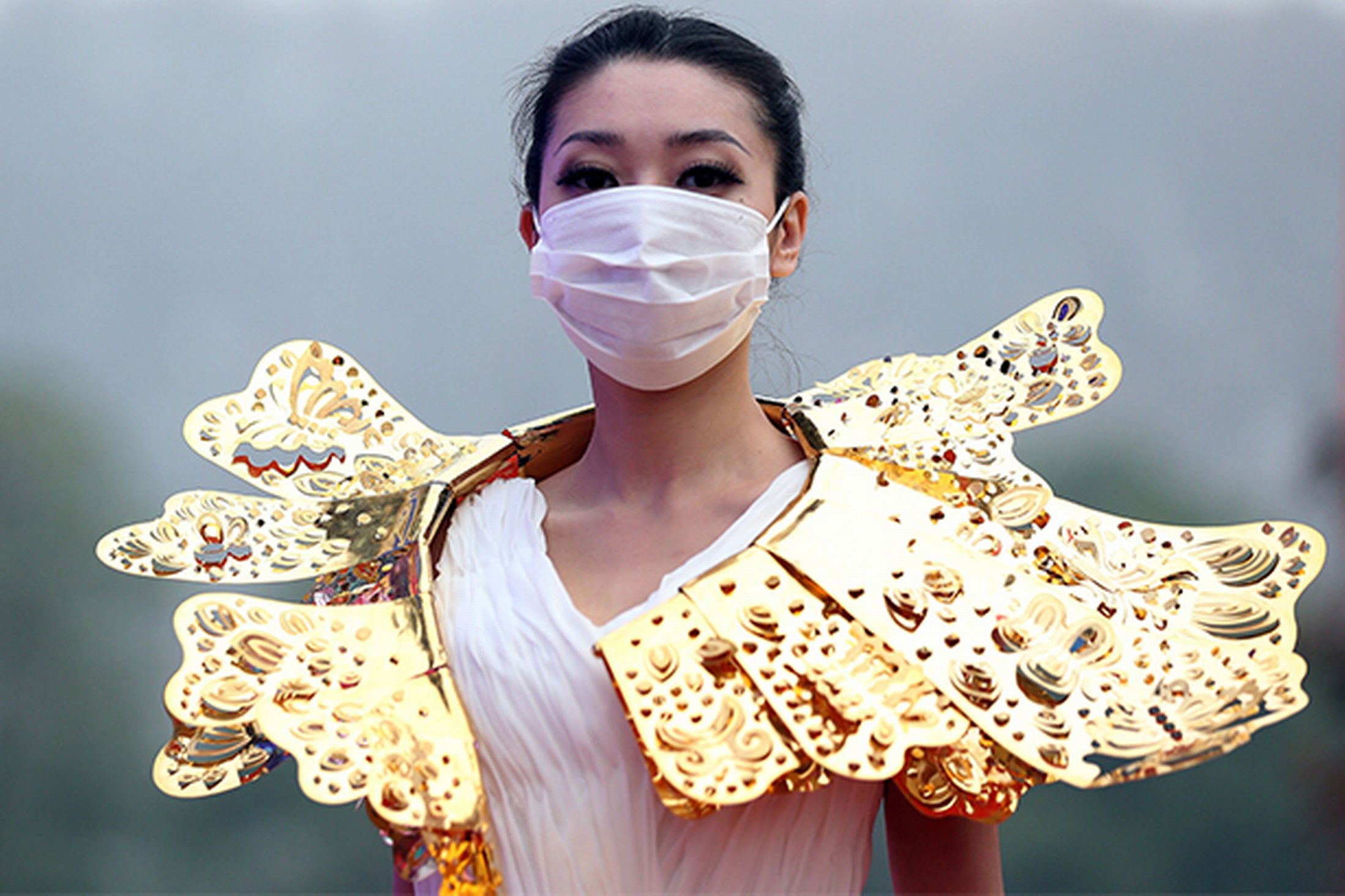 عارضات ازياء صينيات يجبرن على ارتداء الكمامات اثناء العرض خوفا من التلوث!