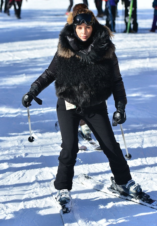 صور كيم كاردشيان تتزلج برفقة خطيبها