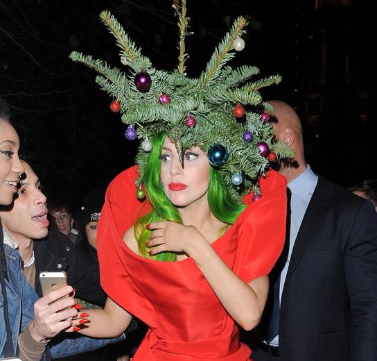 ليدي غاغا تحتفل بارتداء شجرة عيد الميلاد على رأسها