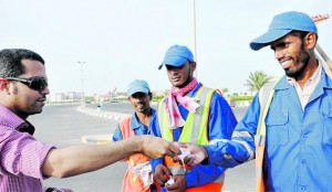 حملة «لإسعادهم» تهدي عمال النظافه بطاقات شحن